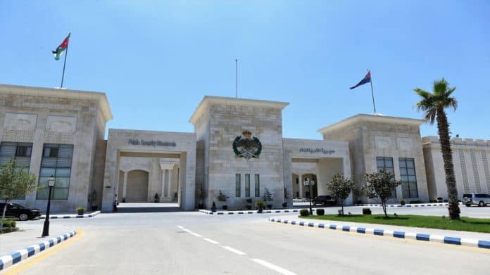 استجابة أمنية لبلاغات سقوط الأجسام