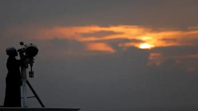 الفلكية الأردنية: رؤية هلال شوال الخميس ممكنة بصعوبة بالتلسكوب