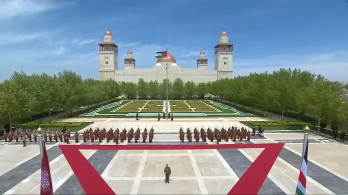 جلالة الملك يرعى فعالية رفع الراية الأردنية في يومها الوطني