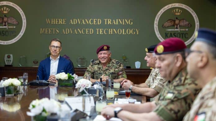 العاهل الأردني والرئيس الفنلندي يشهدان مناورات عسكرية في مركز العمليات الخاصة