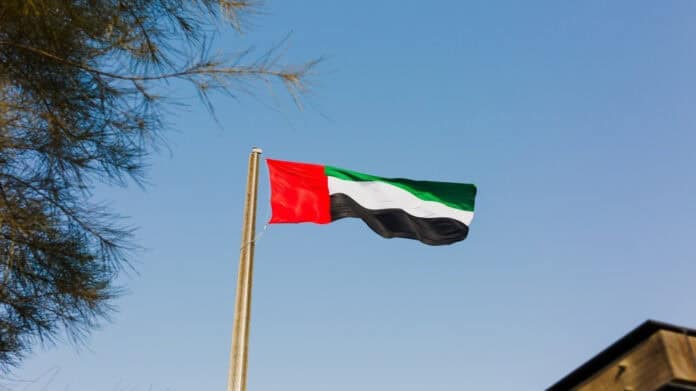 منظومات الدفاع الإماراتية تحبط هجوماً إيرانيًا واسعاً بالصواريخ والمسيرات