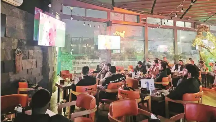 التوقيت المتأخر يهدد إقبال الجماهير على المقاهي خلال المونديال