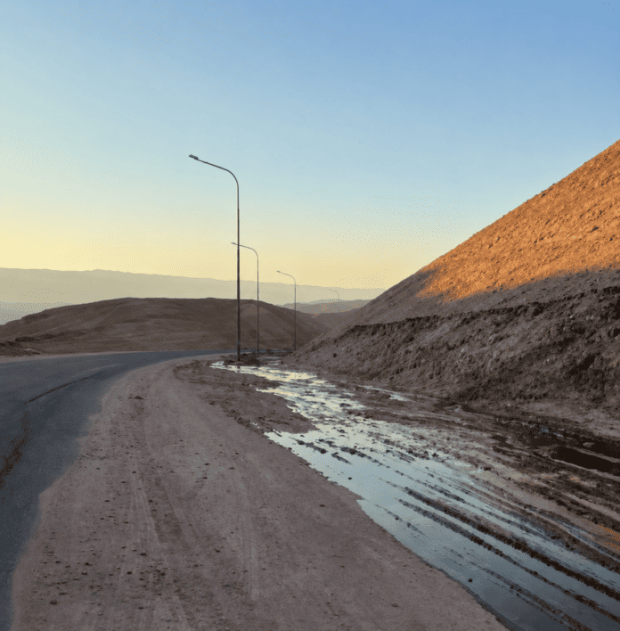 توضيح رسمي: المادة السوداء بالعقبة زيوت عادمة وليست نفطاً