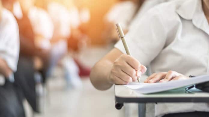 إيقاف تطبيقات التراسل قرب قاعات امتحانات الثانوية العامة