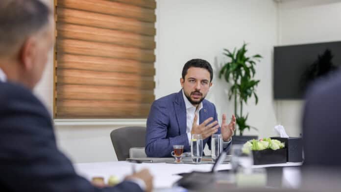 ولي العهد يؤكد ضرورة التوعية بخدمات تطبيق سند