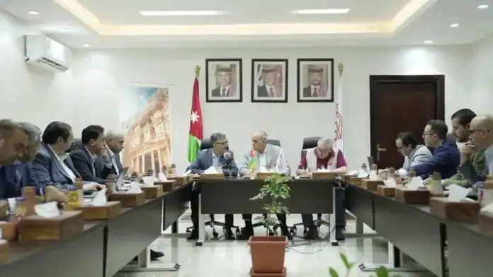 اجتماع في البترا لتعزيز الربط السياحي والجوي ضمن المثلث الذهبي