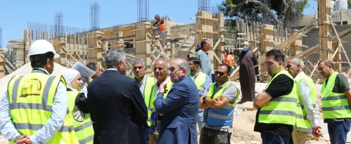 وزير الأشغال يتفقد مشاريع توسعة الطريق الملوكي ومدارس مادبا