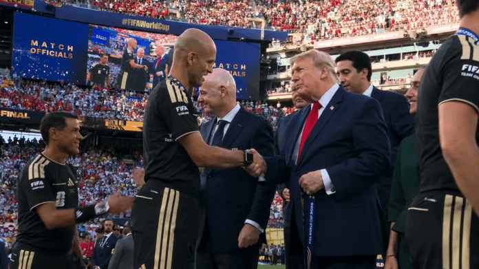 ترامب يكرم الحكم الأردني أدهم مخادمة وطاقم تحكيم نهائي كأس العالم 2026