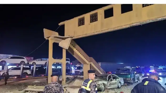 وزارة الأشغال تزيل جسر مشاة قرب حدود جابر بعد اصطدام شاحنة به