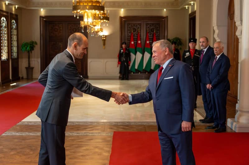 الملك عبدالله الثاني يتقبل أوراق اعتماد سفراء جدد لدى الأردن