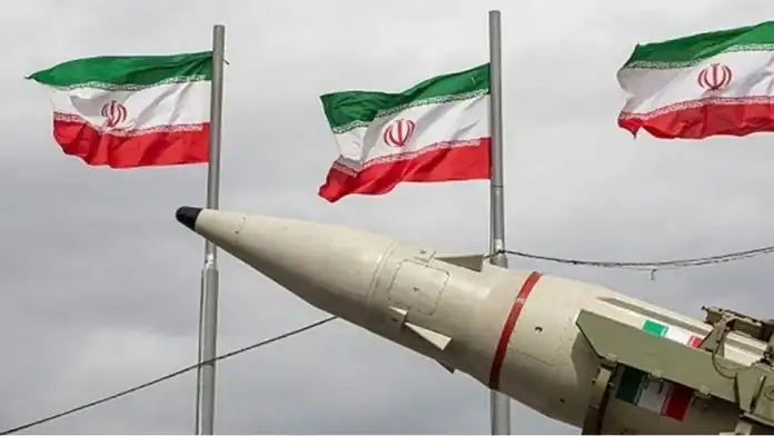 إيران تطلق صواريخ ومسيرات رداً على الضربات الأميركية
