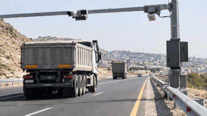 كاميرات ذكية لحماية الطرق وضبط تجاوزات الشحن في الأردن