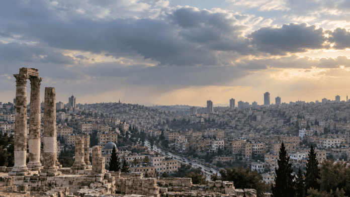 انخفاض الحرارة وتغيرات جوية متوقعة في الأردن نهاية الأسبوع