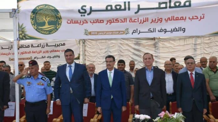 وزير الزراعة صائب الخريسات خلال افتتاح موسم عصر الزيتون في معاصر العمري بلواء بني كنانة بإربد