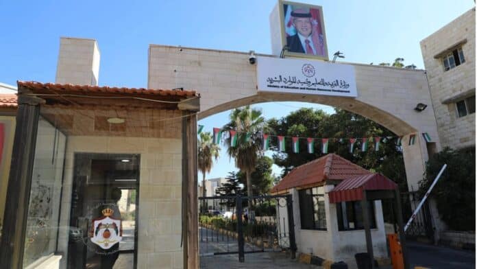 طلبة جامعيون يستلمون مستحقاتهم المالية من فروع بنك القاهرة عمان