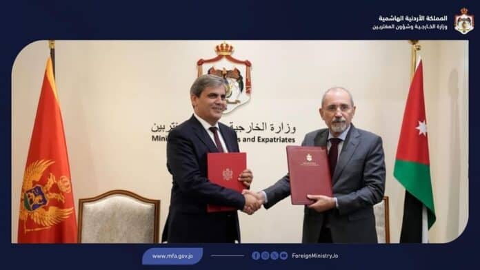 أيمن الصفدي وإرفين إبراهيموفيتش خلال لقاء في عمّان جرى فيه توقيع اتفاقية إعفاء التأشيرة