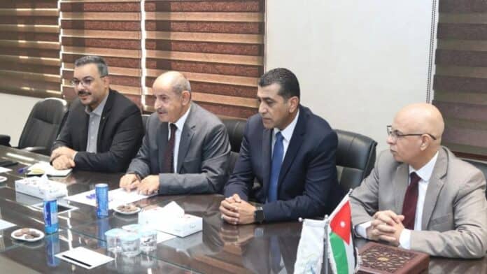 نقيب المهندسين الزراعيين علي أبو نقطة خلال لقاء الملحق الاقتصادي الصيني تشنغ يونغ رو