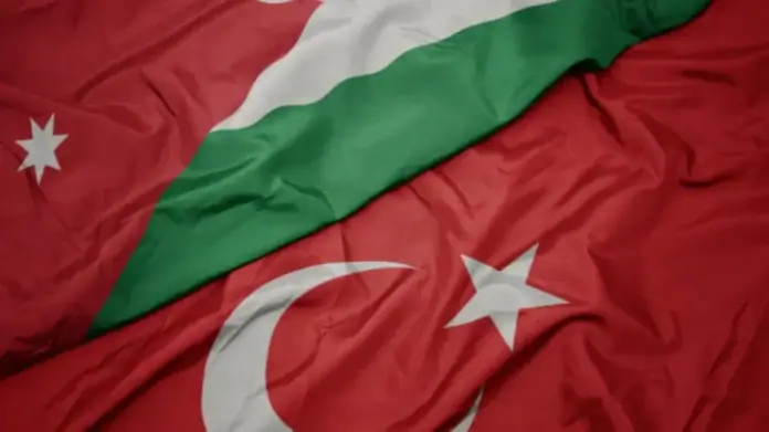 وزير النقل نضال القطامين خلال لقائه السفير التركي هاكان كارتشاي لبحث التعاون في النقل والربط السككي