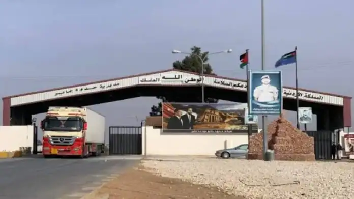 حافلات وشاحنات متوقفة على الطريق المؤدي إلى مركز حدود جابر بين الأردن وسورية