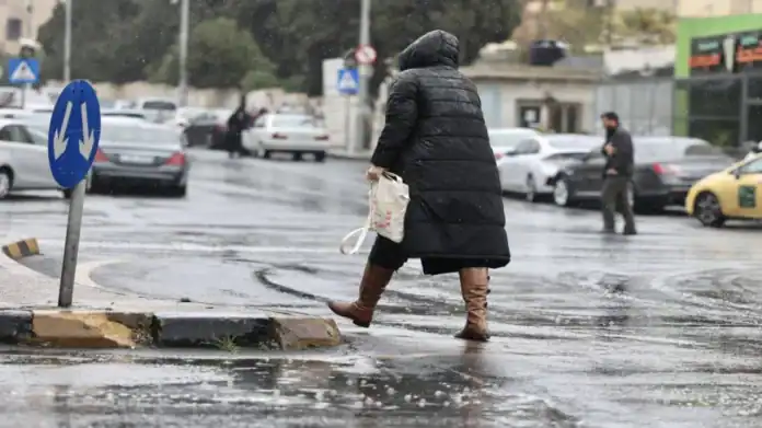أجواء غائمة فوق المرتفعات الجبلية في الأردن مع ضباب يخفض مدى الرؤية صباح الجمعة