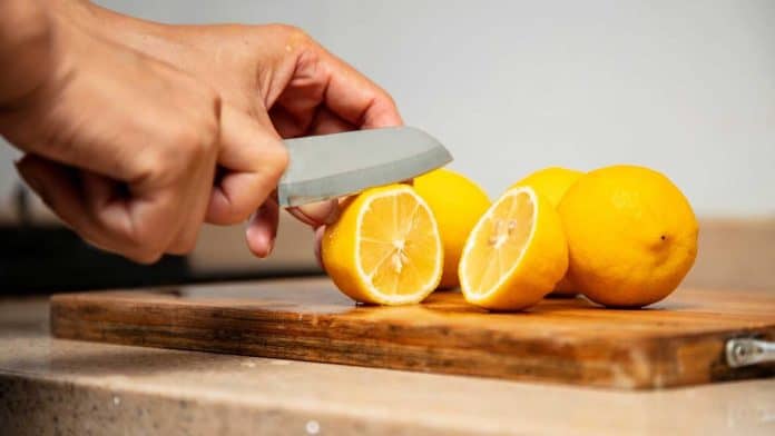 الليمون يتصدر قائمة الفواكه الأكثر فائدة للصحة