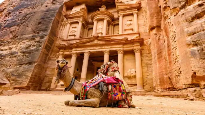 البترا تواجه أزمة سياحية خانقة: فنادق مغلقة وتسريح مئات الموظفين