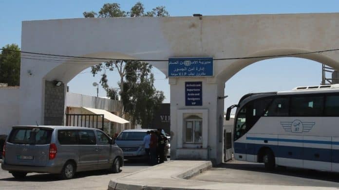 الأردن يوقف حركة المسافرين عبر جسر الملك حسين بعد إغلاقه من الجانب الآخر