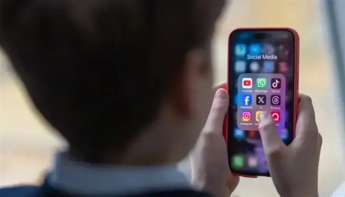 متخصصون يحذرون: الإدمان الرقمي حالة مزمنة تسوق الأجيال نحو الانعزال الاجتماعي