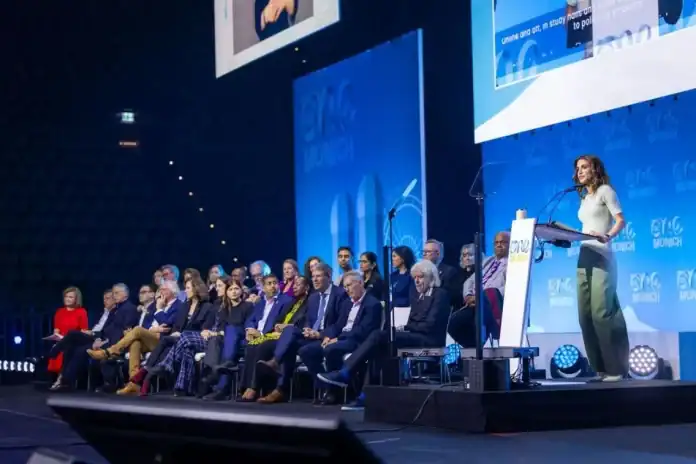 الملكة رانيا تحث شباب العالم على مواجهة الكراهية بالأمل والشجاعة