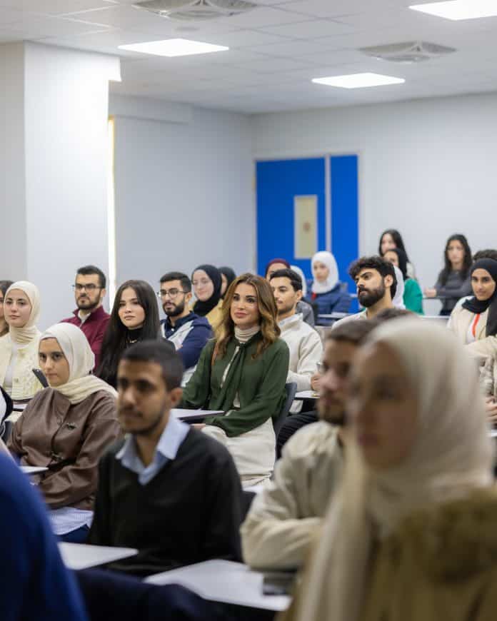 الملكة رانيا تتفقد الجامعة الأردنية
