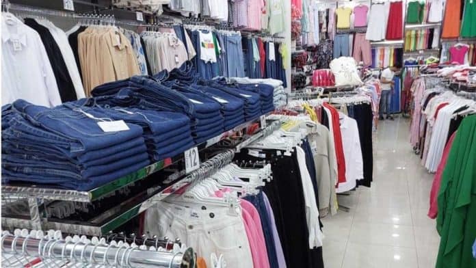 تأخر الشتاء يُهدد مبيعات الألبسة الشتوية.. ركود ومنافسة الطرود البريدية تهيمن على السوق