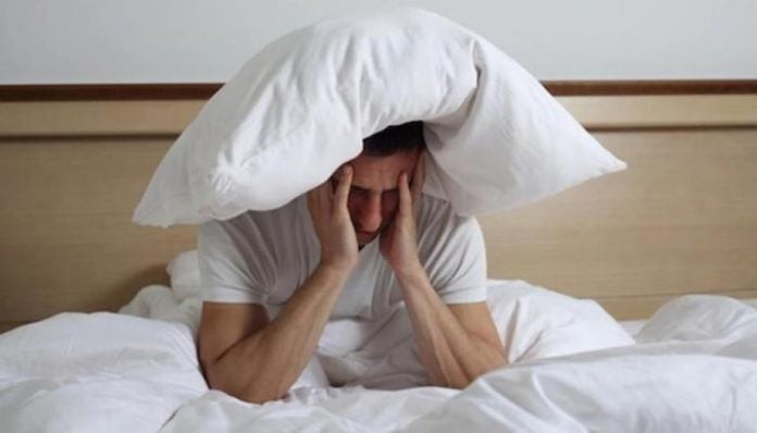 معاناة الأشخاص المصابين بالأرق.. لماذا يعجز البعض عن وقف التفكير أثناء الليل؟