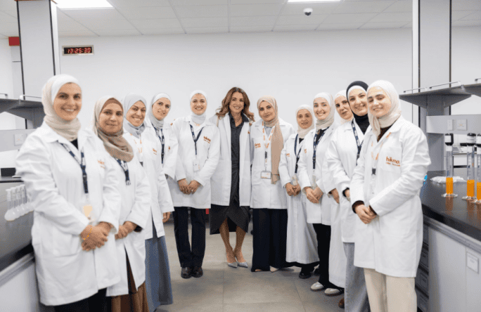 الملكة رانيا تتفقد مصنع 