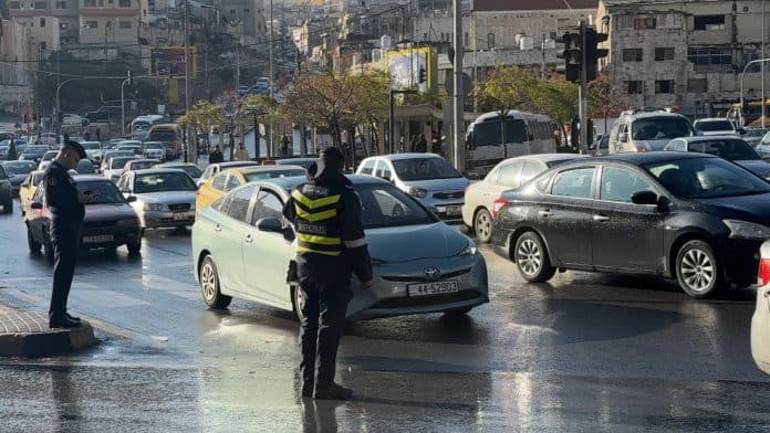 ترقب لمنخفض جوي جديد: أمطار رعدية وتحذيرات من السيول