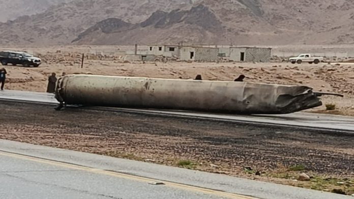 سقوط بقايا جسم متفجر على الطريق الصحراوي وتدخل فوري للأمن