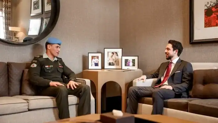 سمو ولي العهد يستقبل الملازم الخلايلة تكريماً لموقفه الميداني