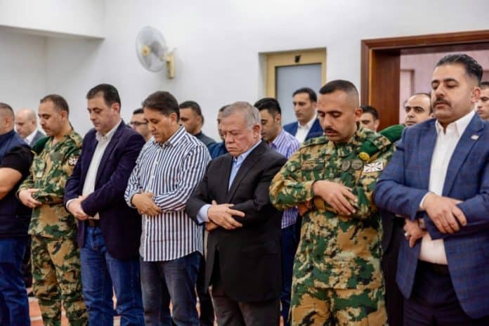 العاهل الأردني يؤدي شعائر صلاة عيد الفطر في مدينة العقبة