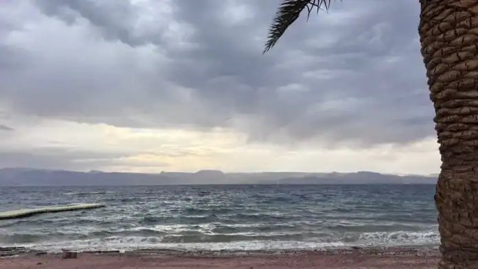 إجراءات أمنية عاجلة في العقبة: إخلاء الشواطئ ومنع السباحة