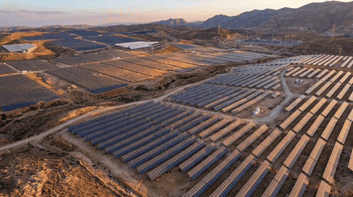 الأردن يرسخ مكانته في قطاع الطاقة المتجددة وسط تحديات هيكلية